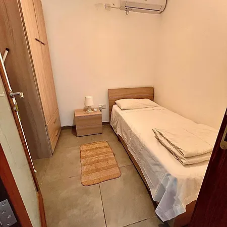 Apartment Brick 9 *
